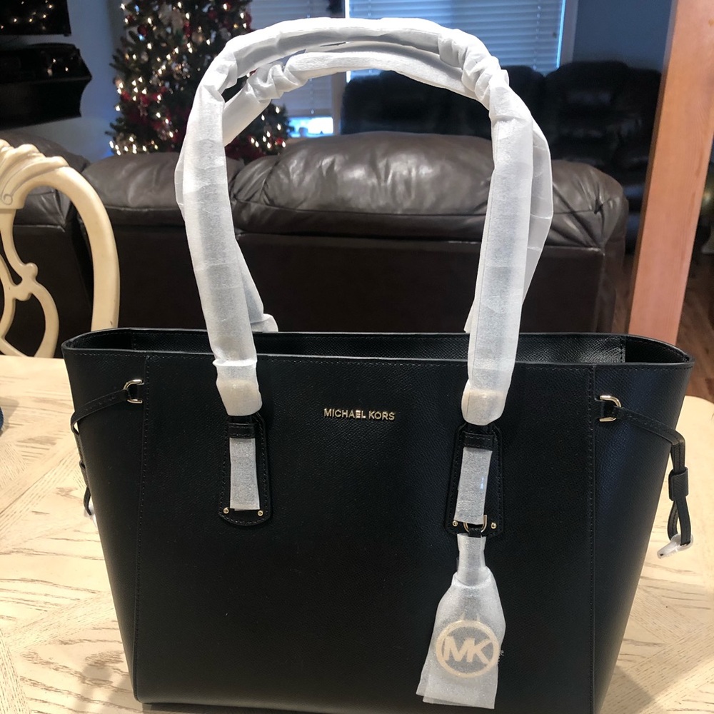 Voyager Medium Crossgrain Handbag